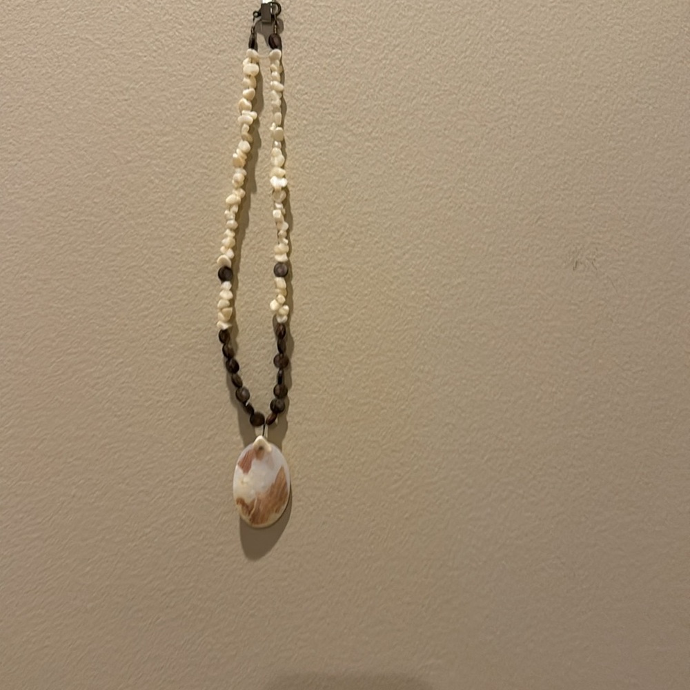 Shell like necklace - Picture 3 of 3